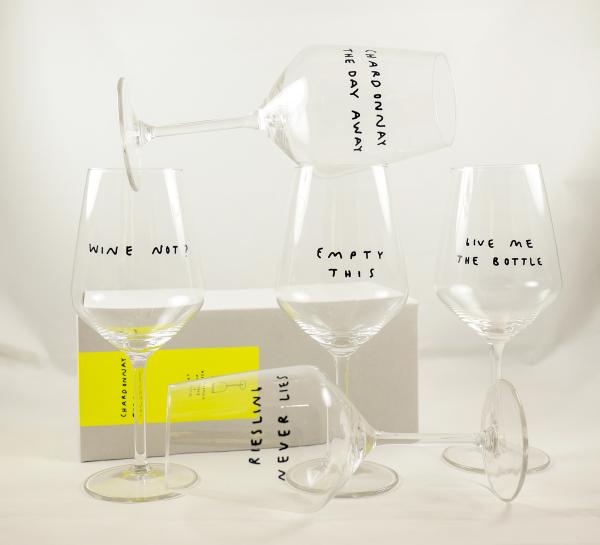 Weinglas mit Aufdruck 'Empty'