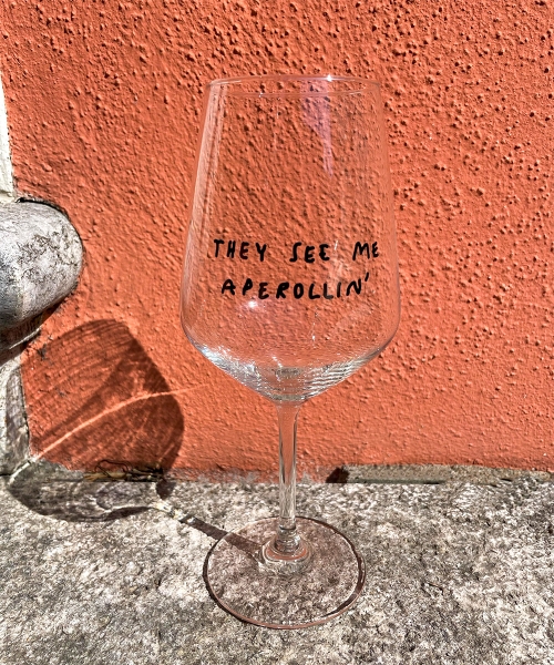 Weinglas mit Aufdruck 'They See Me Aperollin'