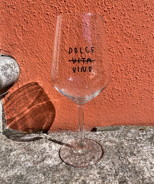 Weinglas mit Aufdruck 'Dolce (Vita) Vino'
